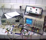Photo d'instruments de mésure et d'analyse du signal électrique